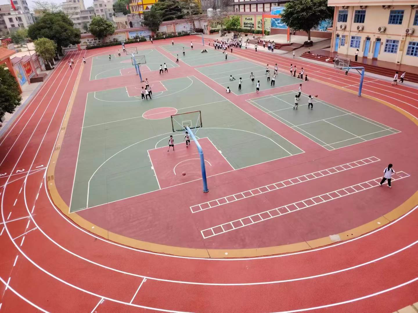 颶風體育 混合型塑膠跑道 材料生產 場地鋪設一站式服務 全國施工